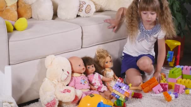 Garota bonito brincando com brinquedo em casa — Vídeo de Stock