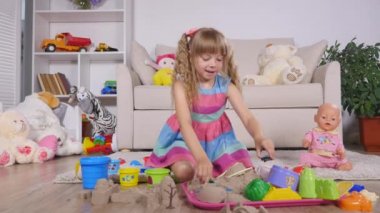 Bir stüdyoda şirin küçük sarışın kız iskambil kum