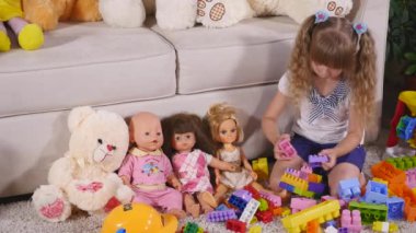 Küçük kız bir tasarımcı ile oynuyor. 4k