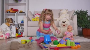 Bir stüdyoda şirin küçük sarışın kız iskambil kum