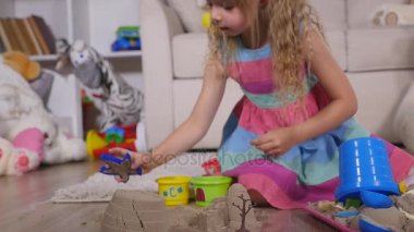 Bir stüdyoda şirin küçük sarışın kız iskambil kum