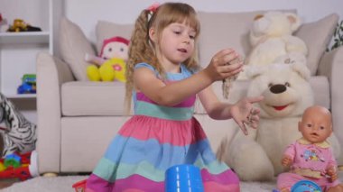 Bir stüdyoda şirin küçük sarışın kız iskambil kum