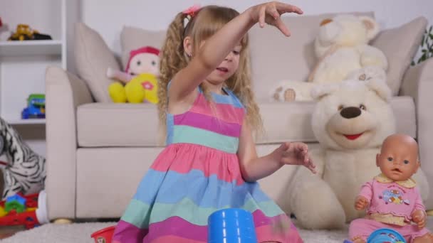 Cute little Blondynka gry piasku w studio — Wideo stockowe