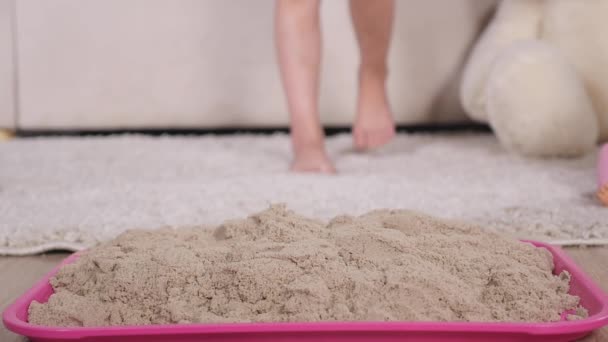 Baby feet in the sand. with kinetic sand box — Stock Video