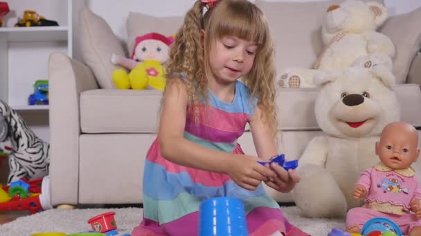 Carino bambina bionda che gioca a sabbia in uno studio — Video Stock