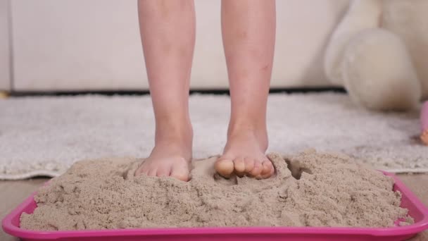 砂の中の赤ちゃんの足。キネティックの砂箱付け — ストック動画