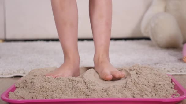 Детские ножки в песке. с кинетической песочницей — стоковое видео