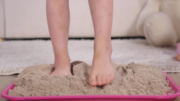 Baby feet in the sand. with kinetic sand box — Stock Video