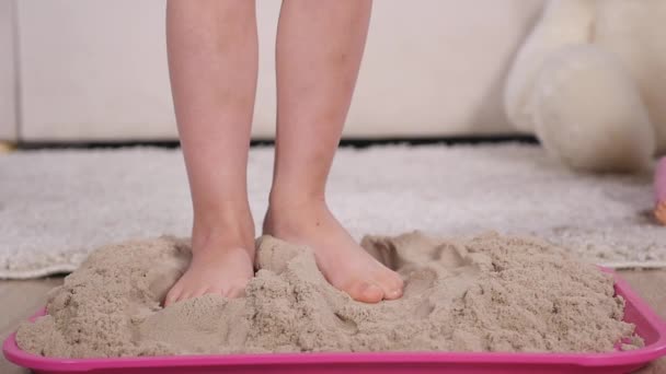 砂の中の赤ちゃんの足。キネティックの砂箱付け — ストック動画