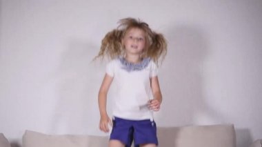 Mutlu çocuk yatağa atlama ve having fun