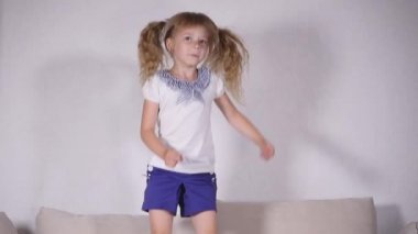 Mutlu çocuk yatağa atlama ve having fun