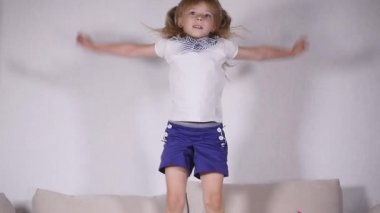 Mutlu çocuk yatağa atlama ve having fun