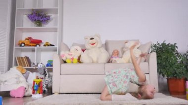 Küçük bir kız, çok güzel genç yetenekli dansçı bale pozlar ve germe egzersizleri evde yerde yok