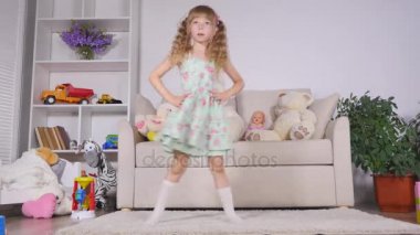 Kapalı bir güneşli beyaz Oda evde ya da anaokulu dans eğleniyor elbiseli mutlu sarışın kız