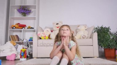 Küçük bir kız, çok güzel genç yetenekli dansçı bale pozlar ve germe egzersizleri evde yerde yok