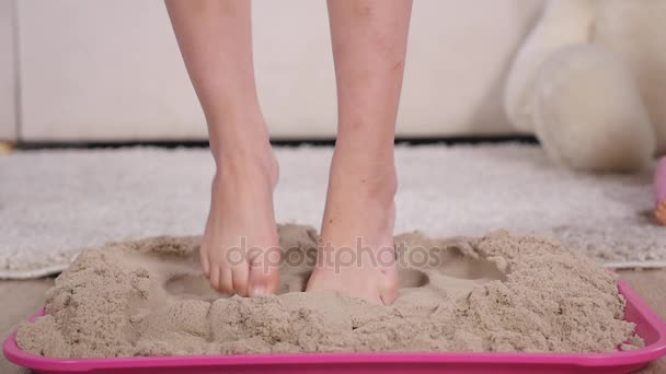 Baby feet in the sand. with kinetic sand box — Stock Video
