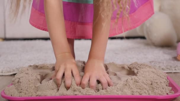 Pieds de bébé dans le sable. avec bac à sable cinétique — Video