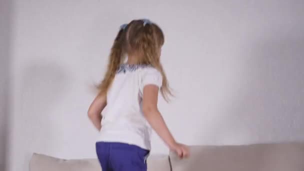 행복 한 아이 들 침대에 점프 하 고 재미 — 비디오