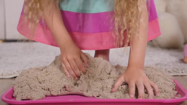 Baby feet in the sand. with kinetic sand box — Stock Video