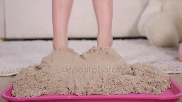 Baby fötter i sanden. kinetic sand låda — Stockvideo