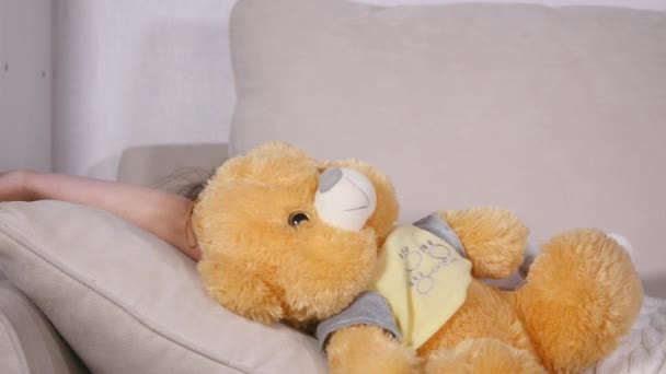 Bella bambina sdraiata sul divano prima di andare a dormire — Video Stock