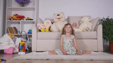 Küçük bir kız, çok güzel genç yetenekli dansçı bale pozlar ve germe egzersizleri evde yerde yok