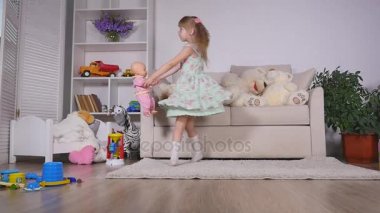 şişme bebekle oynayan kız bebek