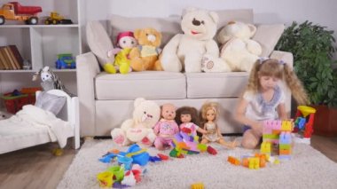 Küçük kız bir tasarımcı ile oynuyor. 4k