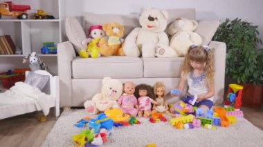 Küçük kız bir tasarımcı ile oynuyor. 4k