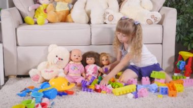 Küçük kız bir tasarımcı ile oynuyor. 4k