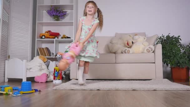 Meisje van de baby spelen met pop — Stockvideo