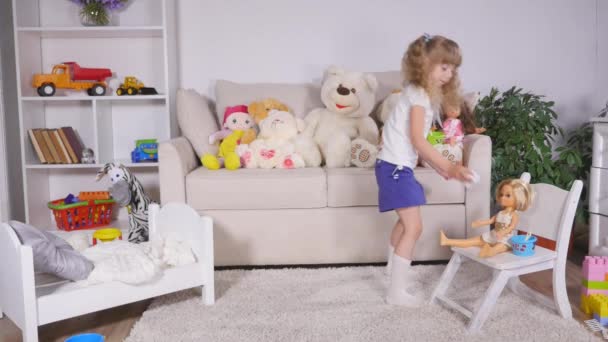 Χαριτωμένο παιδί κορίτσι παίζει με το παιχνίδι στο σπίτι — Αρχείο Βίντεο