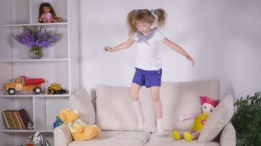 Mutlu çocuk yatağa atlama ve having fun