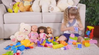 Küçük kız bir tasarımcı ile oynuyor. 4k