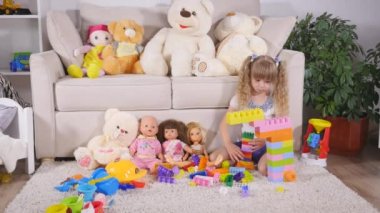 Küçük kız bir tasarımcı ile oynuyor. 4k