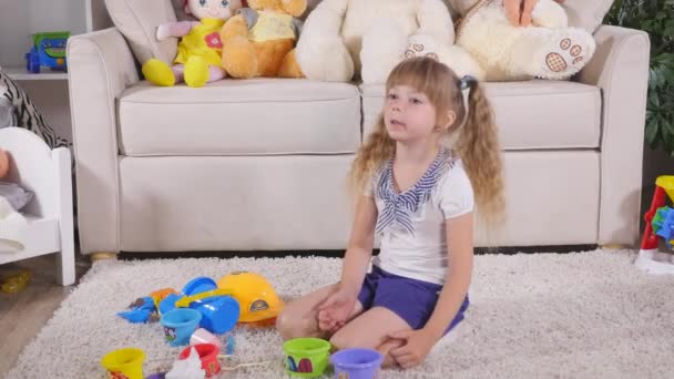 Linda niña jugando con el juguete en casa — Vídeo de stock