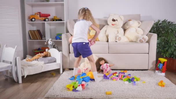 Garota bonito brincando com brinquedo em casa — Vídeo de Stock