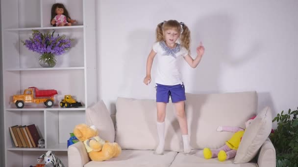 Szczęśliwe dzieci, skoki na łóżku i zabawy. zwolnionym tempie — Wideo stockowe
