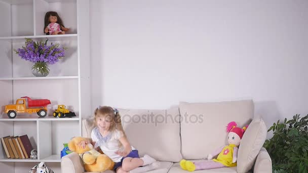 Gelukkige kinderen springen op het bed en plezier. Slow motion — Stockvideo