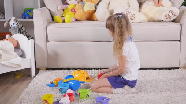 Linda niña jugando con el juguete en casa — Vídeos de Stock