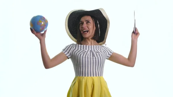 Жінка тримає глобус ізольований білий фон — стокове фото