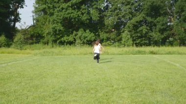 Futbol sahası futbol oynayan çocuk