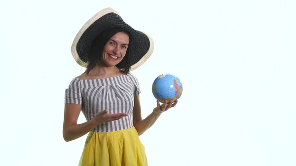 Mulher segurando globo isolado fundo branco — Fotografia de Stock