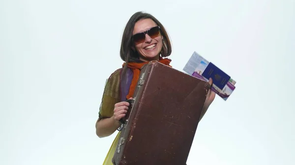 Szczęśliwa kobieta pokazując paszport walizkę i mapę na wakacje. Białe tło — Zdjęcie stockowe