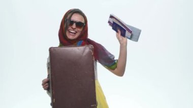 Mutlu kadın bavul pasaport ve harita tatil için gösterilen. Beyaz arka plan