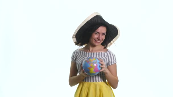 Donna che tiene globo isolato sfondo bianco — Video Stock