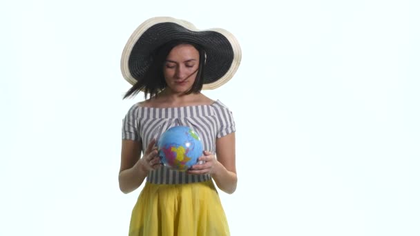 Mulher bonita apontando para o globo onde quer ir — Vídeo de Stock