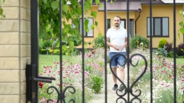 Bir adam evini terk ve sonra geri forgeting bir şey geliyor