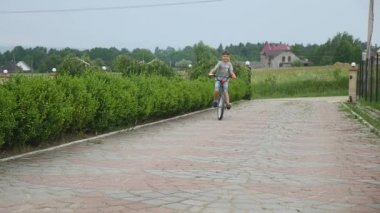 Çocuk Bisiklete binme - genç çocuk üstünde belgili tanımlık yol onun bisiklet sürme