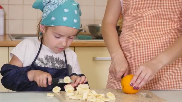 Madre e figlia che cucinano insieme a casa in cucina — Video Stock